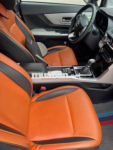 Toyota Veloz Trắng 7 chỗ