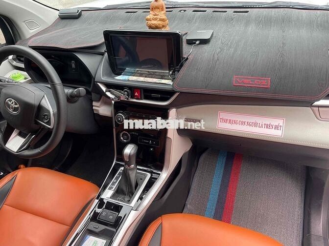 Toyota Veloz Trắng 7 chỗ