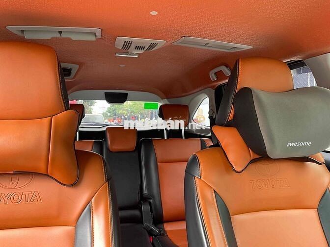 Toyota Veloz Trắng 7 chỗ