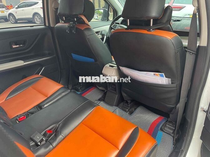 Toyota Veloz Trắng 7 chỗ