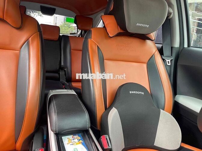 Toyota Veloz Trắng 7 chỗ