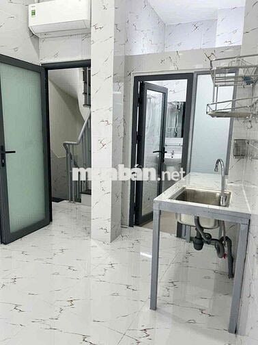 Q5: PHÒNG MỚI, TOILET RIÊNG, NGAY CHỦ NHÀ, TỦ LẠNH, MÁY LẠNH