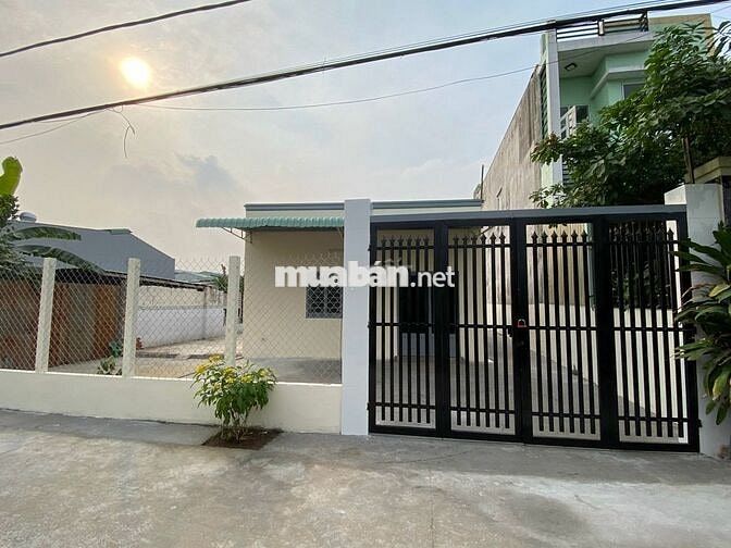 Bán nhà - có 3 phòng trọ - DT: 256m2 -  có thể chia 3 nền