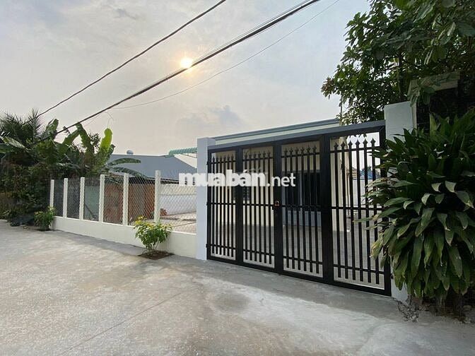 Bán nhà - có 3 phòng trọ - DT: 256m2 -  có thể chia 3 nền