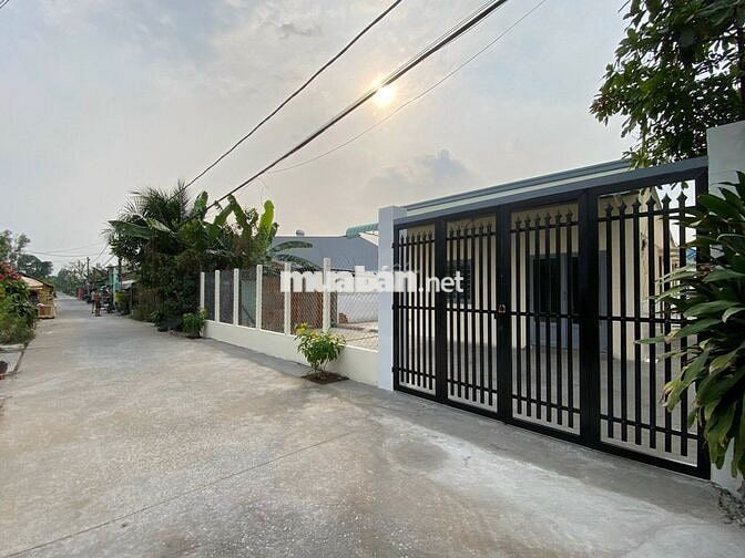 Bán nhà - có 3 phòng trọ - DT: 256m2 -  có thể chia 3 nền