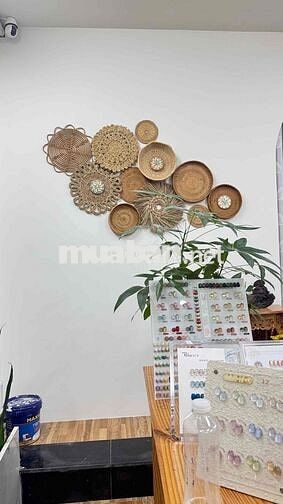 QUẬN 7 TUYỂN THỢ NAIL - MI - GỘI