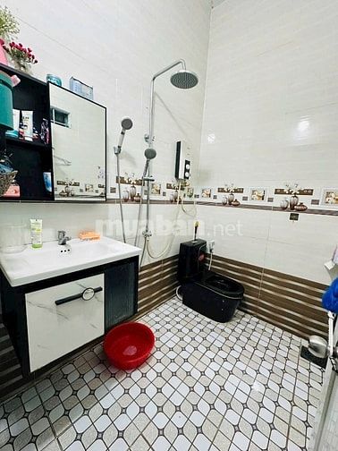 Nhà mặt tiền ngay trung tâm. Cần bán gấp giá cả còn thương lượng.