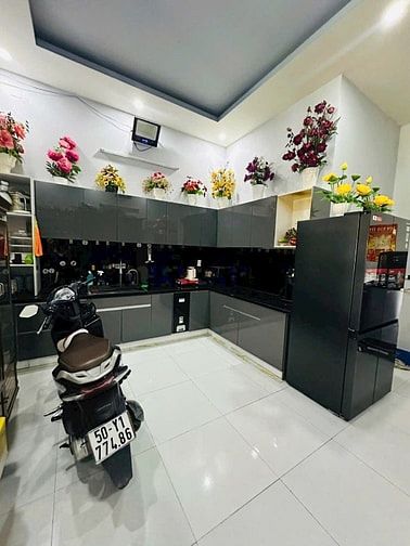Nhà mặt tiền ngay trung tâm. Cần bán gấp giá cả còn thương lượng.