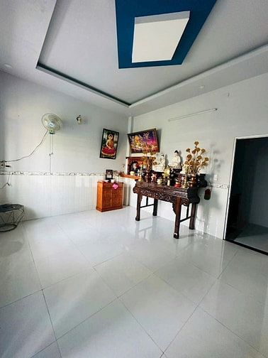 Nhà mặt tiền ngay trung tâm. Cần bán gấp giá cả còn thương lượng.
