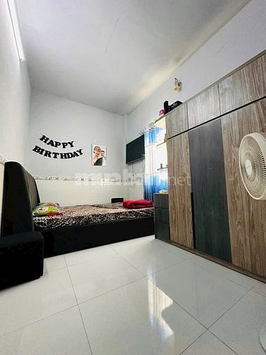 Nhà mặt tiền ngay trung tâm. Cần bán gấp giá cả còn thương lượng.