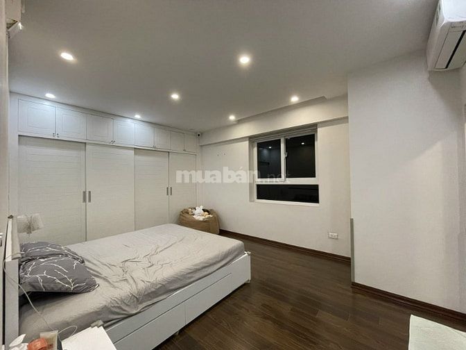 Bán căn hộ chung cư Hoàng Cầu 60m2 có 2PN - 1WC có sổ đỏ, giá 5.x tỷ 