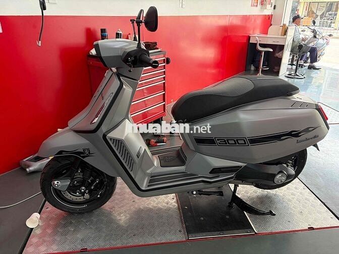 Lambretta X300 Xám 206 km
