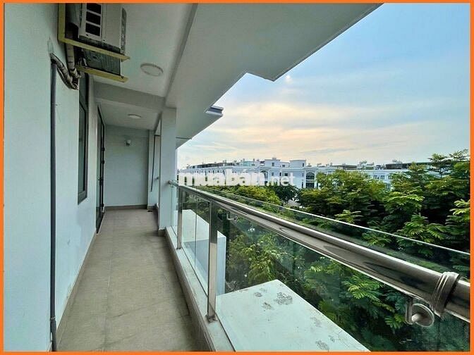 Cho thuê văn phòng 50m2 ban công góc đẹp - Vạn Phúc City