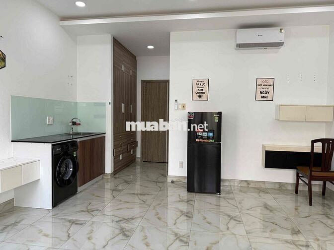 Studio bancon lớn siêu rộng mới xây