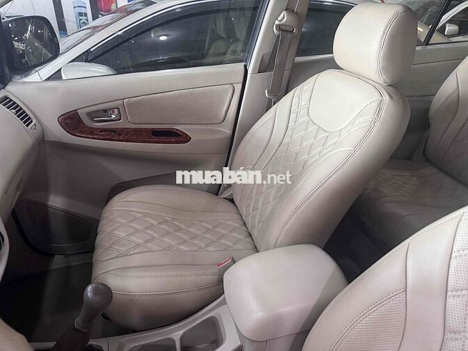 Toyota Innova 7 chỗ Bạc