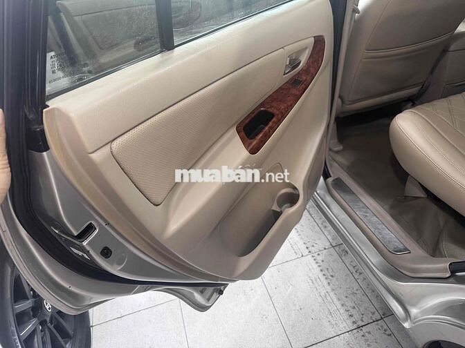 Toyota Innova 7 chỗ Bạc