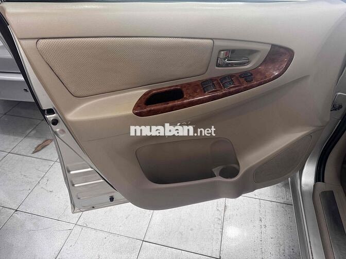 Toyota Innova 7 chỗ Bạc