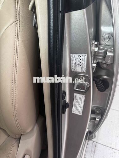 Toyota Innova 7 chỗ Bạc