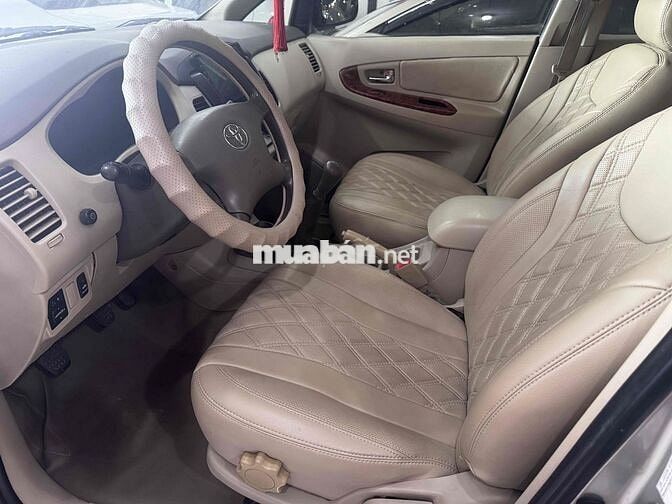 Toyota Innova 7 chỗ Bạc
