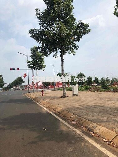 Bán lô đất 8x45 100tc ngay tt Lộc Ninh