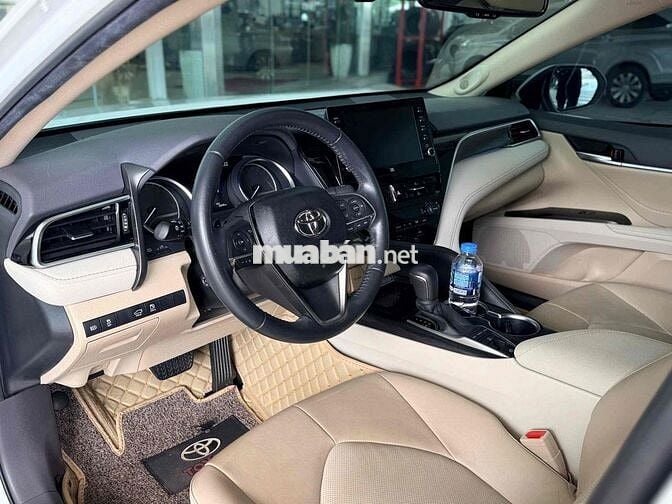 Toyota Camry 2.0 Q Trắng
