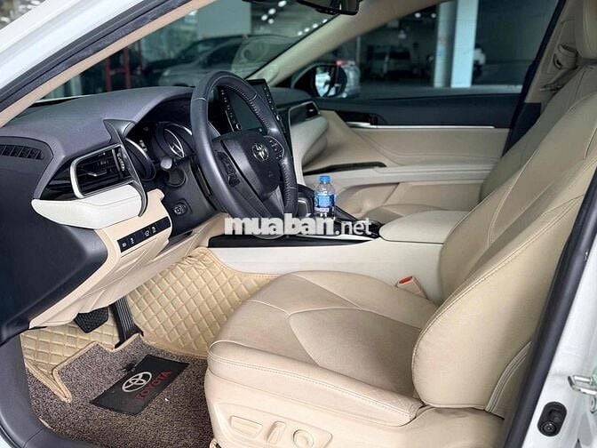 Toyota Camry 2.0 Q Trắng
