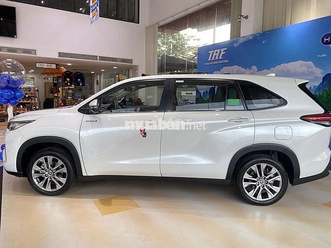 Toyota Innova Cross HEV trắng giao tháng 6