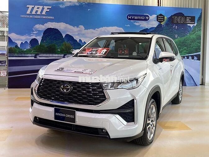 Toyota Innova Cross HEV trắng giao tháng 6