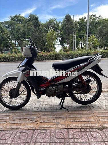 Yamaha Sirius Trắng đen