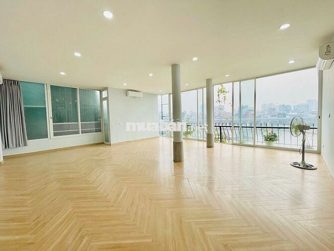 Cho thuê văn phòng Hoàng Cầu 120m2 22tr view hồ chia sẵn 3 phòng