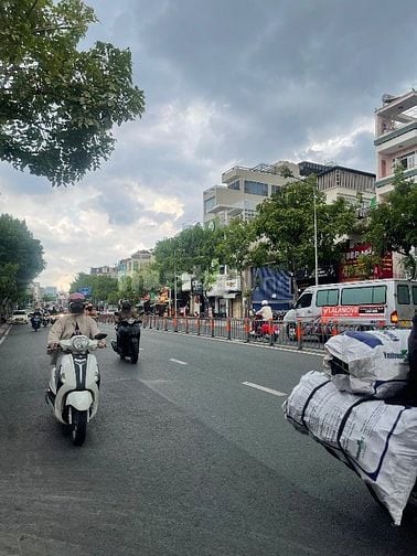 Siêu phẩm toà nhà mặt tiền gần 6m, Hầm 7 tầng thang máy Lý Thái Tổ Q10
