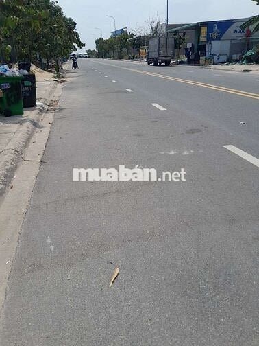 sổ đỏ và quang cảnh trước khu đất.
