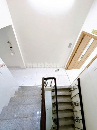 MTKD gần chợ và đường Tân Hương. DT: 4X22.5m. 4 tầng. Giá 11.5tTL