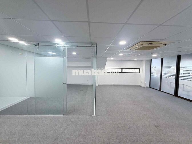 Văn phòng Cư Xá Bắc Hải Q10 60m2 ngăn sẵn 1 phòng họp, có ban công