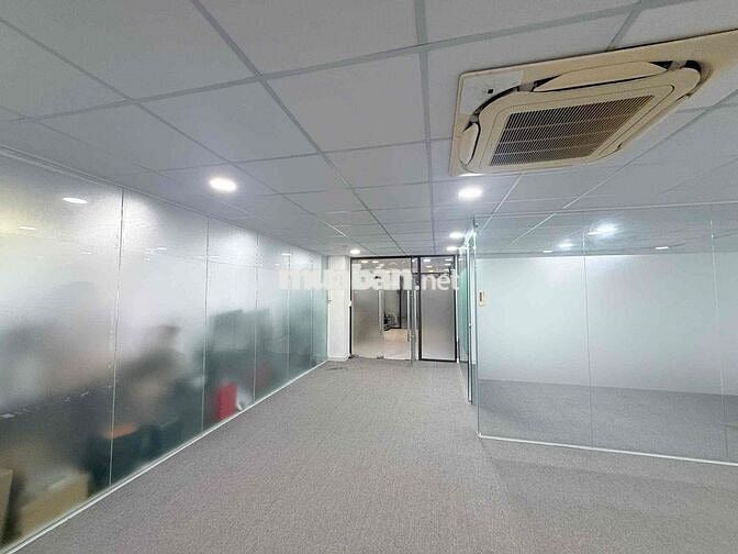 Văn phòng Cư Xá Bắc Hải Q10 60m2 ngăn sẵn 1 phòng họp, có ban công