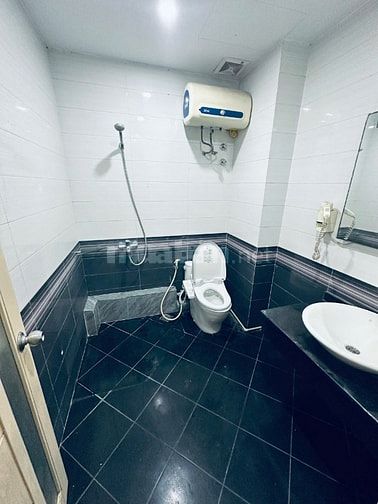 Cho thuê căn hộ tầng 4 mặt phố Trần Quang Diệu
