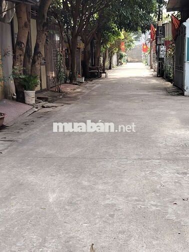 100 m² thổ cư, sẵn nhà cấp 4, ô tô vào sân.
