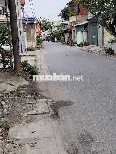 100 m² thổ cư, sẵn nhà cấp 4, ô tô vào sân.