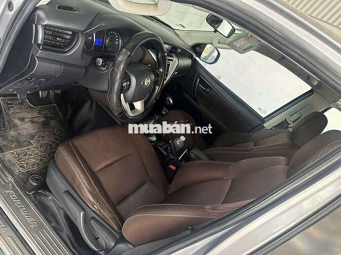 Toyota Fortuner 7 chỗ Bạc