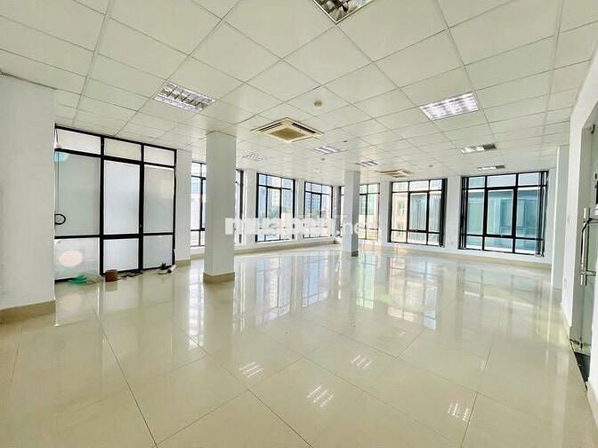 Cho thuê văn phòng 115m2 Trần Quang Diệu giá chỉ 18tr trần cao lô góc