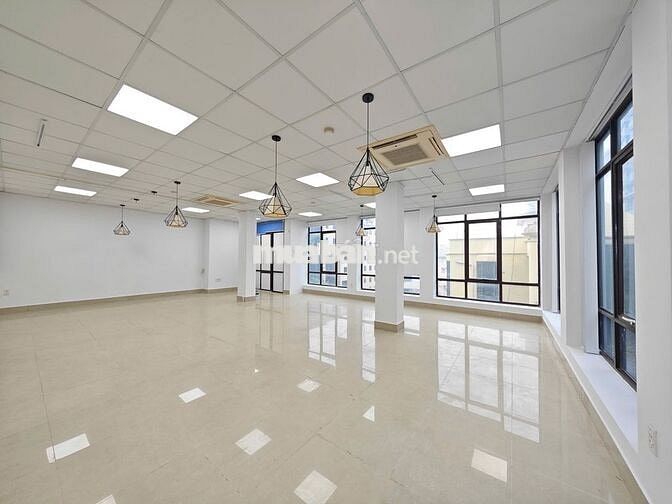 Cho thuê văn phòng 115m2 Trần Quang Diệu giá chỉ 18tr trần cao lô góc