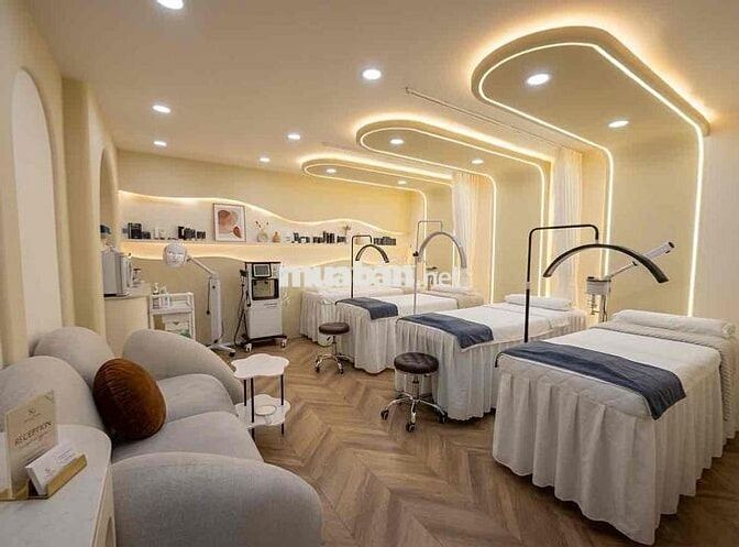 toạ lạc tại mặt tiền đường Trần Hưng Đạo Q1 giá *** khu vực