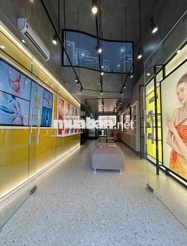 toạ lạc tại mặt tiền đường Trần Hưng Đạo Q1 giá *** khu vực