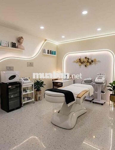 toạ lạc tại mặt tiền đường Trần Hưng Đạo Q1 giá *** khu vực