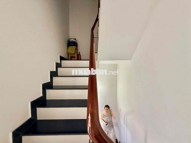 CHO THUÊ NHÀ NGUYÊN CĂN MỚI 3 PHÒNG NGỦ - NGAY CHỢ HOÀNG HOA THÁM