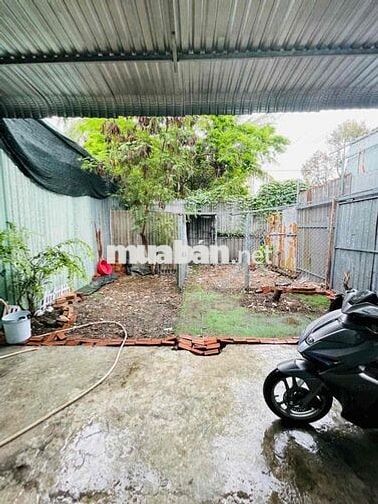Cho thuê nhà cấp 4 sân rộng DT sử dụng hơn 120m2 gần ngã tư Thủ Đức