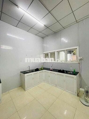 Cho thuê nhà cấp 4 sân rộng DT sử dụng hơn 120m2 gần ngã tư Thủ Đức