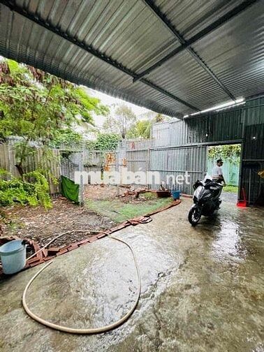 Cho thuê nhà cấp 4 sân rộng DT sử dụng hơn 120m2 gần ngã tư Thủ Đức