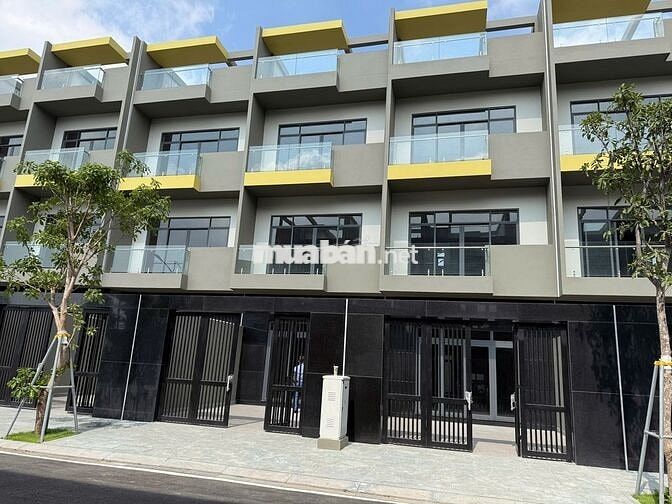 Cần bán nhà phố xây sẵn tại Dĩ An- Bình Dương diện tích sàn 319,6m2
