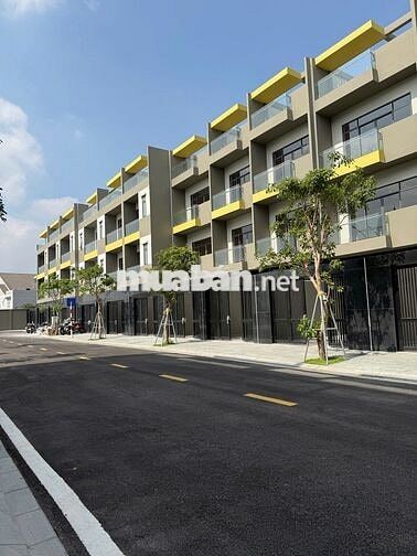 Cần bán nhà phố xây sẵn tại Dĩ An- Bình Dương diện tích sàn 319,6m2